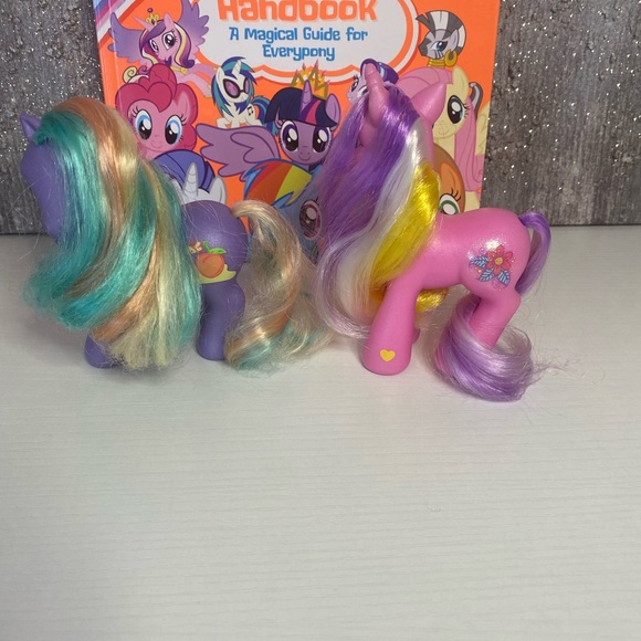 My Little Pony Essential Handbook with G3 Pony Bundle - Picture 2 of 16